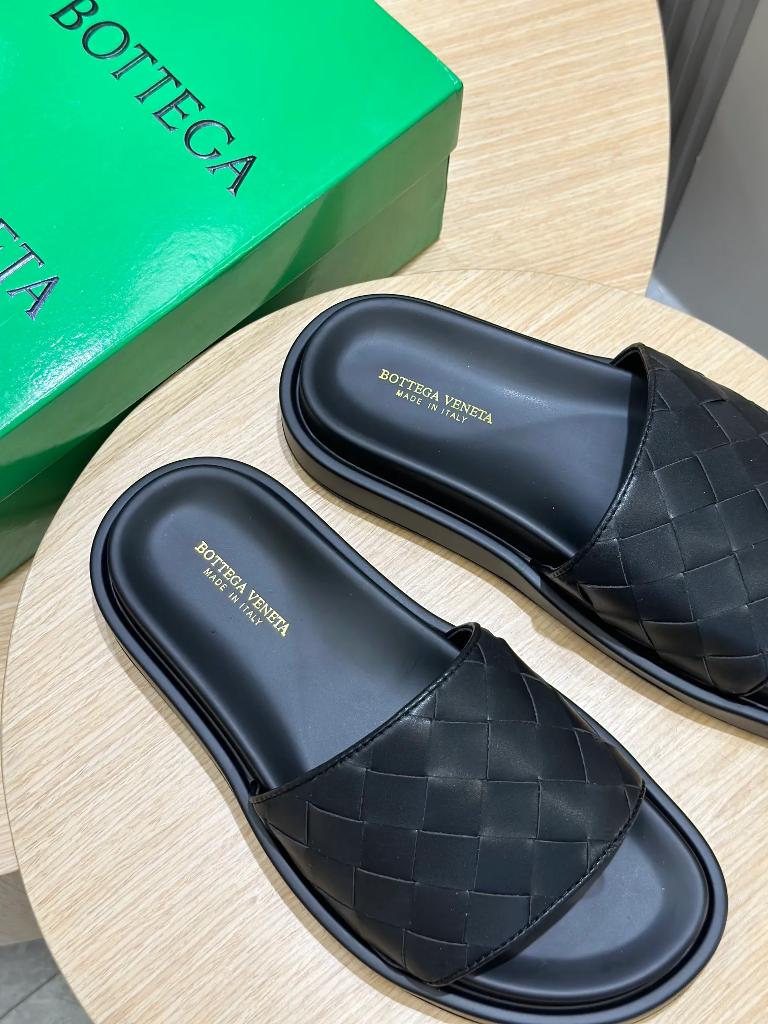Factory price: 360💰BV hand-woven men's slippers and sandals - suitable for walking. It still emphasizes minimalism and practical wearability, but is full of vivid artistry. Super classic, luxurious and comfortable, imported cowhide + cowhide lining + lightweight outsole Size: 39-44 (customized at 38.45)